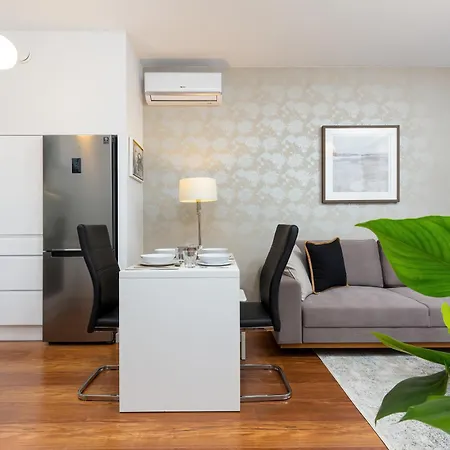 Royal Center Mennica By Renters Appartamento *